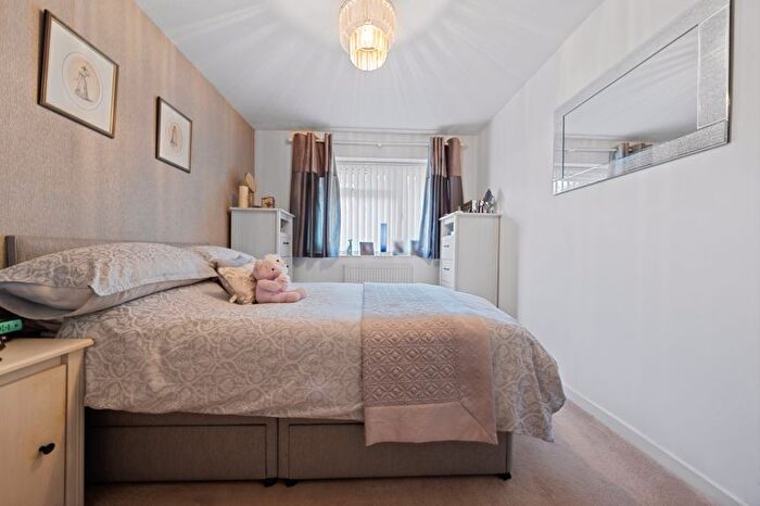 2 Bedroom Bungalow For Sale In Southwood Close, Worcester Park, KT4