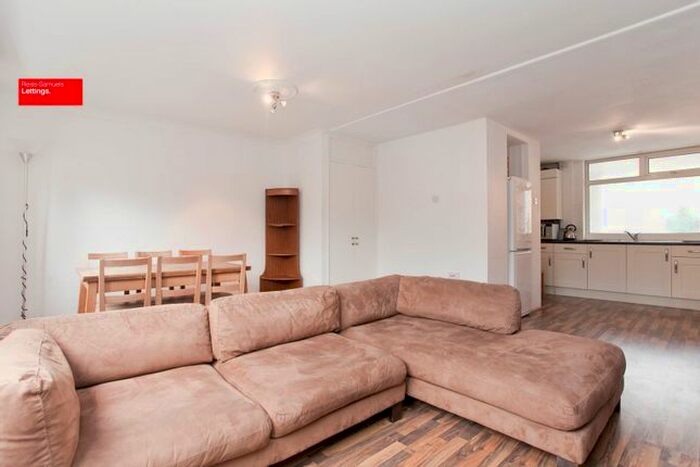 3 Bedroom Flat To Rent In Manchester Road, Isle Of Dogs, E14