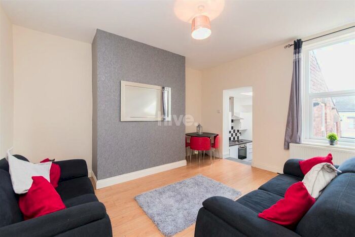 3 Bedroom Flat To Rent In Biddlestone Road, Heaton, Newcastle Upon Tyne, NE6