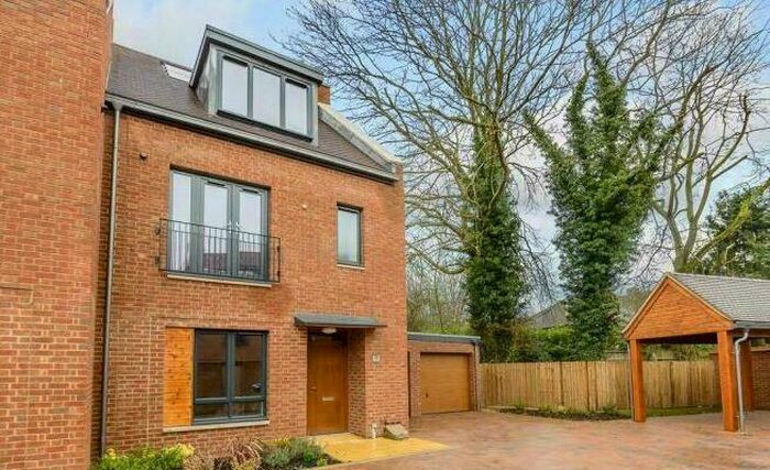 4 Bedroom Town House For Sale In Green Close, Brookmans Park, AL9