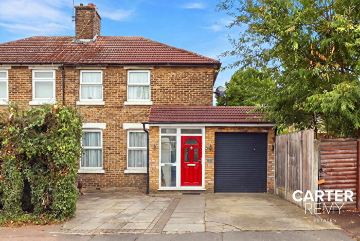 3 Bedroom Semi-Detached House For Sale In Southgate Road, Purfleet, RM19