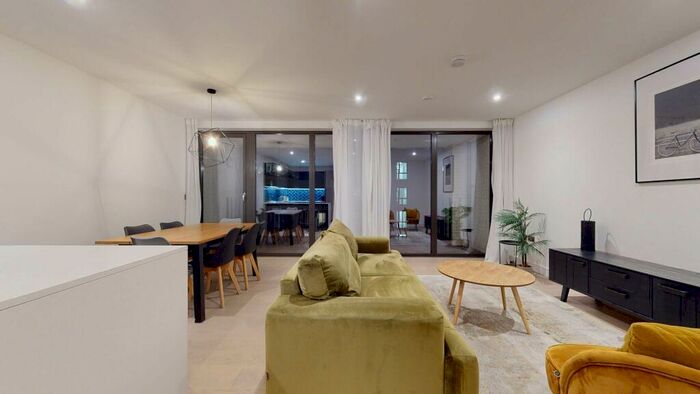 3 Bedroom Flat To Rent In Hackney Road, E2