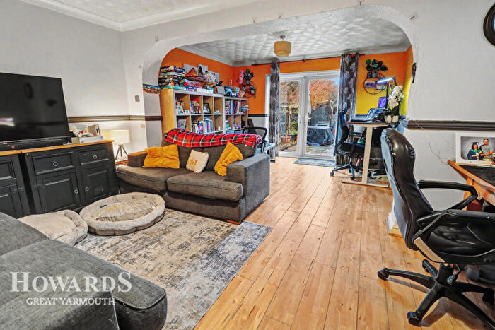 3 Bedroom Semi-Detached House For Sale In Spruce Avenue, Ormesby, NR29