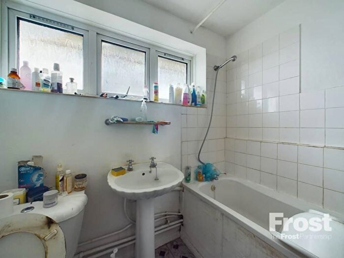 2 Bedroom Flat For Sale In Elmwood Avenue, Feltham, TW13