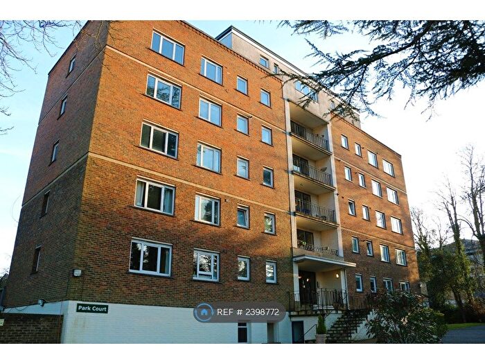 3 Bedroom Flat To Rent In Park Court, Redhill, RH1