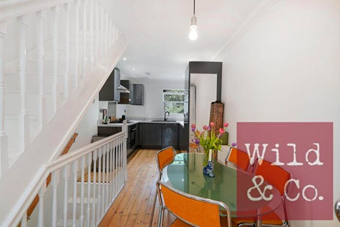 3 Bedroom Duplex For Sale In Brookfield Road, , Victoria Park, Hackney, E9 - Photo 4