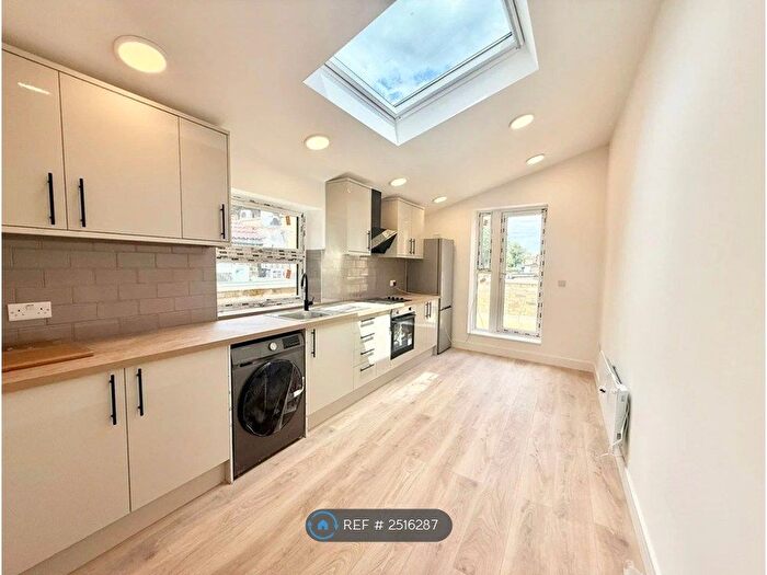 3 Bedroom Flat To Rent In High Road Leyton, London, E15