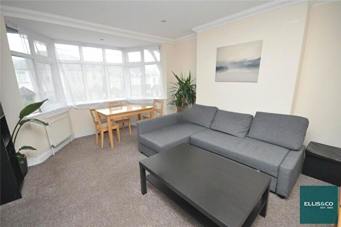 2 Bedroom Apartment To Rent In Leeside Crescent, Golders Green, NW11