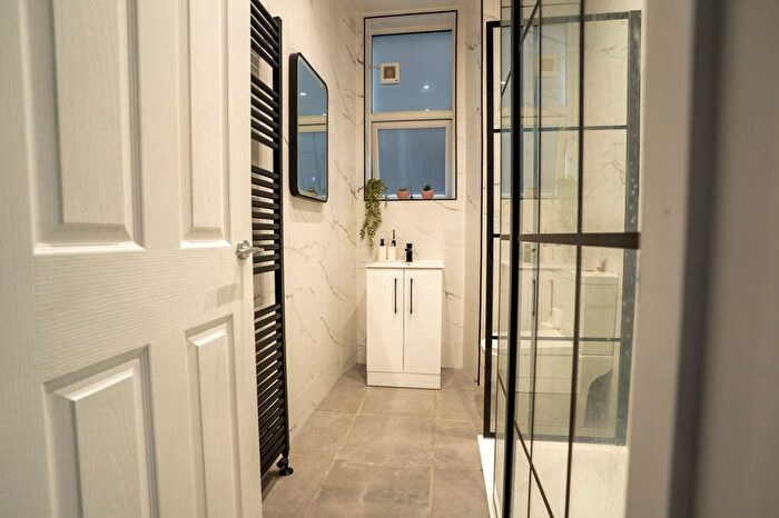 2 Bedroom Flat For Sale In Dewar Street, Dunfermline, KY12