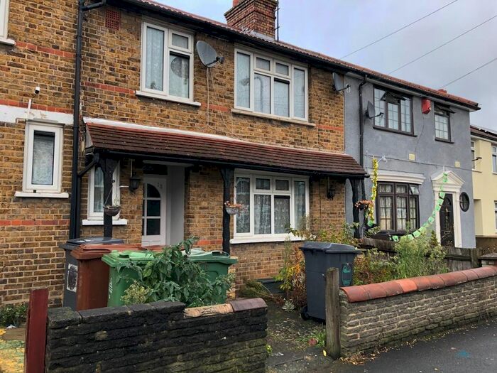 3 Bedroom End Of Terrace House To Rent In Priors Croft, Walthamstow, E17