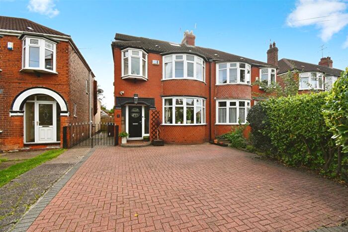 3 Bedroom Semi-detached House For Sale In County Road North, Hull, HU5
