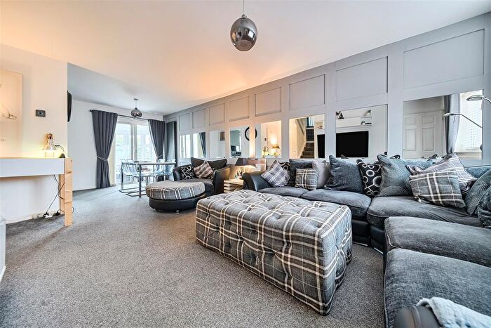4 Bedroom Semi-detached House For Sale In Gaylyn Way, Fareham, PO14