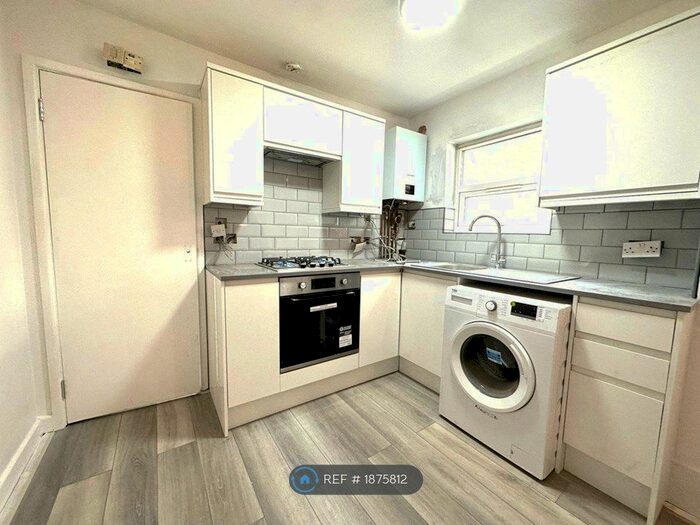 2 Bedroom Flat To Rent In Pascoe Road, London, SE13