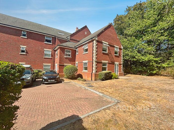 2 Bedroom Flat For Sale In Waleron Road, Fleet, Hampshire, GU51
