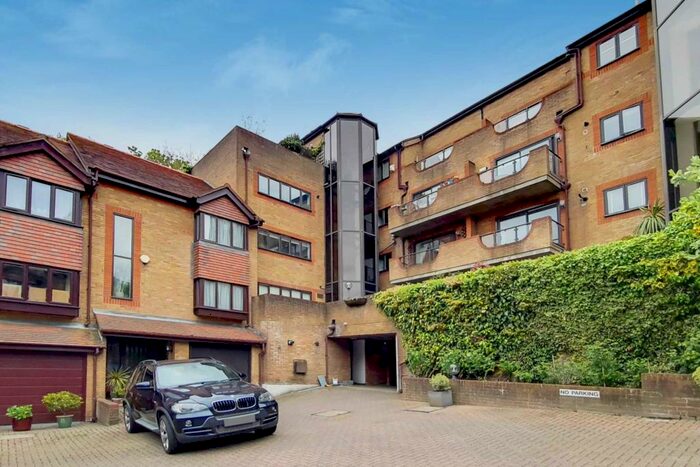 2 Bedroom Apartment To Rent In Thornbury Square, Highgate, N6