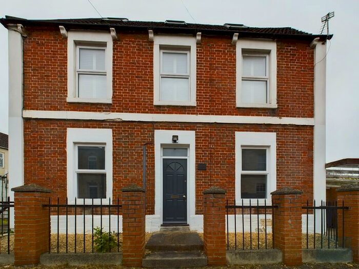 1 Bedroom Flat To Rent In Clarks Place, BA14