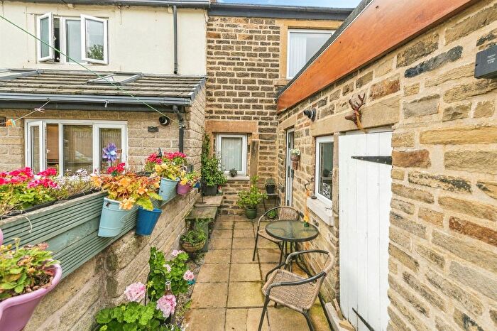 2 Bedroom Cottage For Sale In Carlinghow Lane, Batley, WF17