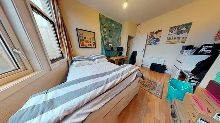 2 Bedroom Flat To Rent In The Crescent, Hyde Park, Leeds, LS6