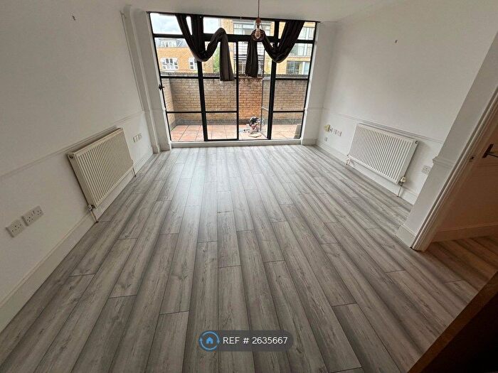 1 Bedroom Flat To Rent In Town Meadow, Brentford, TW8