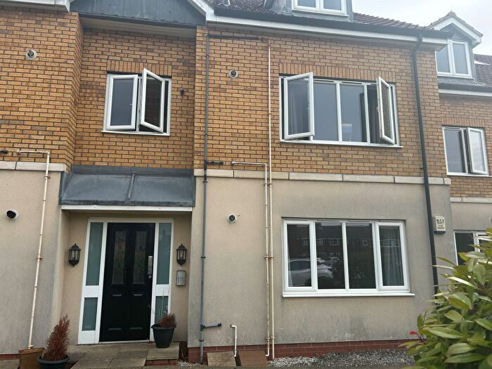 2 Bedroom Flat For Sale In Claytons Fold, Gilberdyke, Brough, HU15
