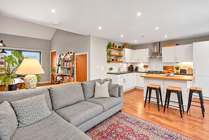 2 Bedroom Flat For Sale In Dragonfly Close, London, E13