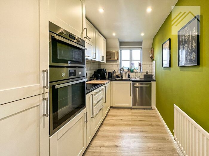 2 Bedroom Flat For Sale In Pepys Court, Wickford, SS12