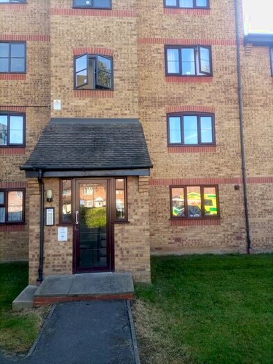 1 Bedroom Flat To Rent In Crest Avenue, Grays, RM17