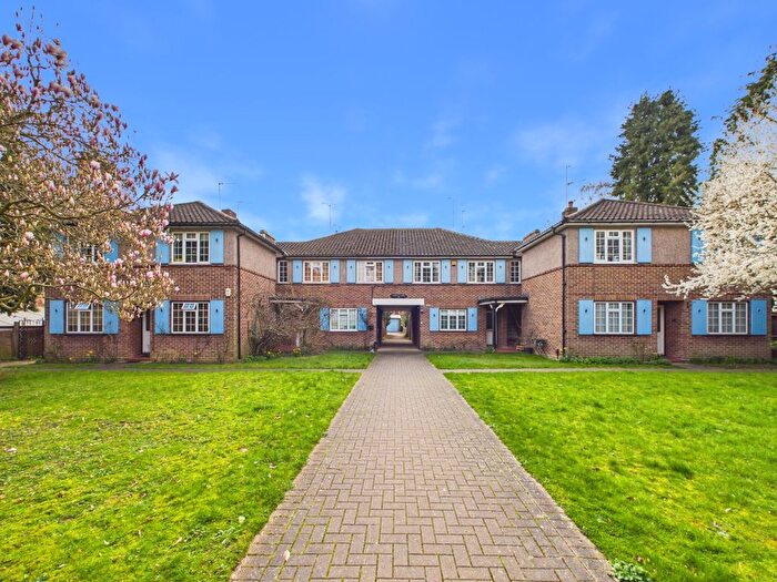 2 Bedroom Flat For Sale In Curzon Court, Beckenham Grove, Bromley, Kent, BR2