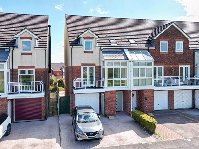 4 Bedroom End Of Terrace House For Sale In Heathmoor Park Road, Halifax, HX2