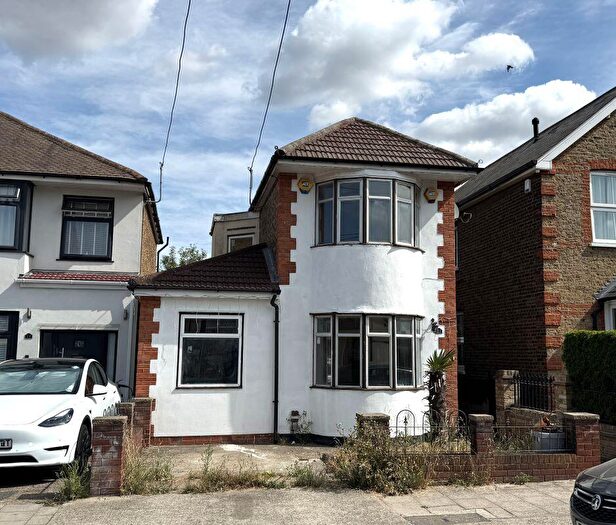 3 Bedroom Detached House For Sale In Edmund Road, Rainham, RM13