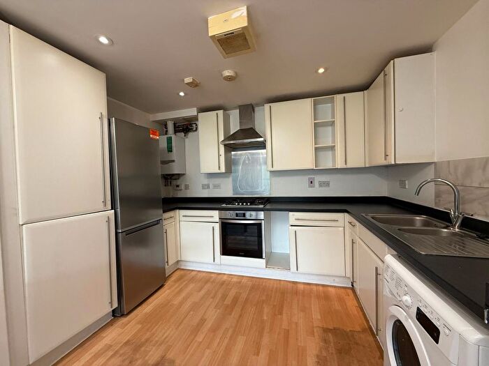 3 Bedroom Flat To Rent In Slough, SL1