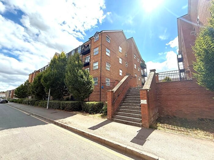 2 Bedroom Flat For Sale In Holly Street, South Luton, Luton, Bedfordshire, LU1