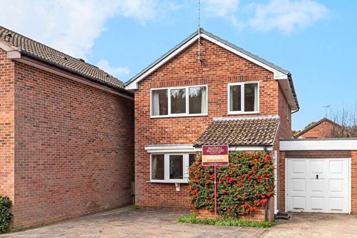 3 Bedroom Detached House For Sale In Fallow Deer Close, Horsham, RH13