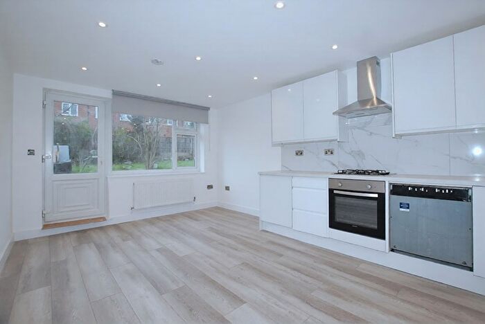 3 Bedroom Flat To Rent In Wydeville Manor Road, London, SE12