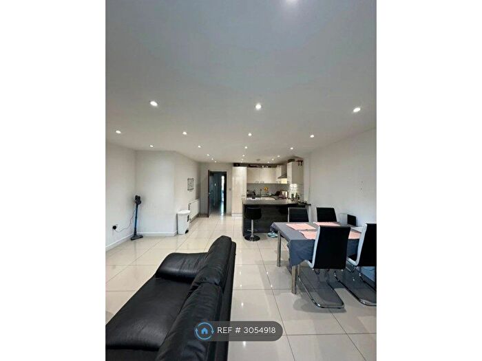 2 Bedroom Flat To Rent In St Anne's Row, London, E14