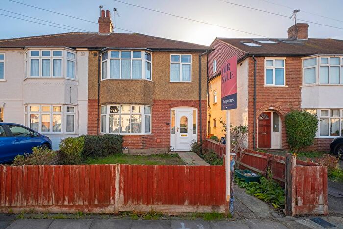 3 Bedroom Semi-detached House For Sale In Chestnut Grove, Isleworth, TW7