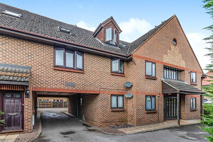 1 Bedroom Flat To Rent In Farm Road, Esher, Surrey, KT10