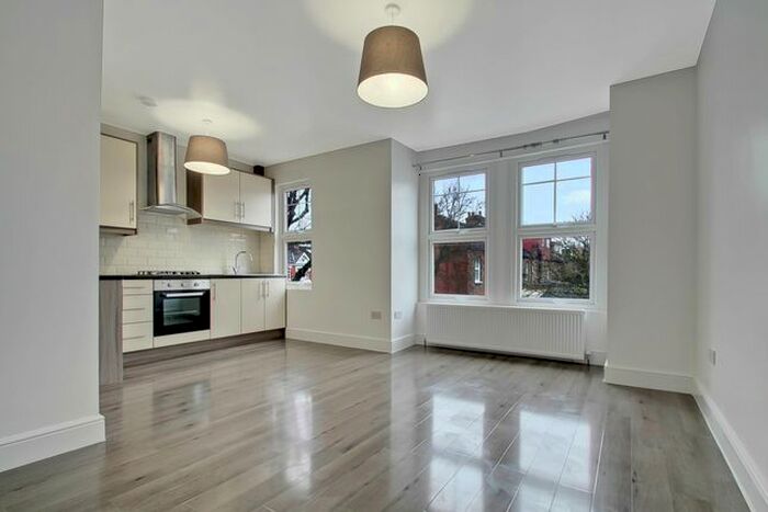 3 Bedroom Flat To Rent In Dorset Road, Ealing, W5