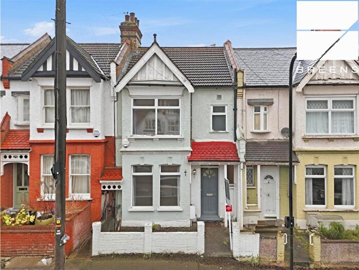 3 Bedroom House For Sale In Lyndhurst Road, London, E4