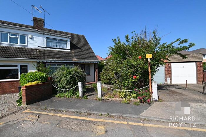 2 Bedroom Chalet For Sale In Stuart Close, Canvey Island, SS8