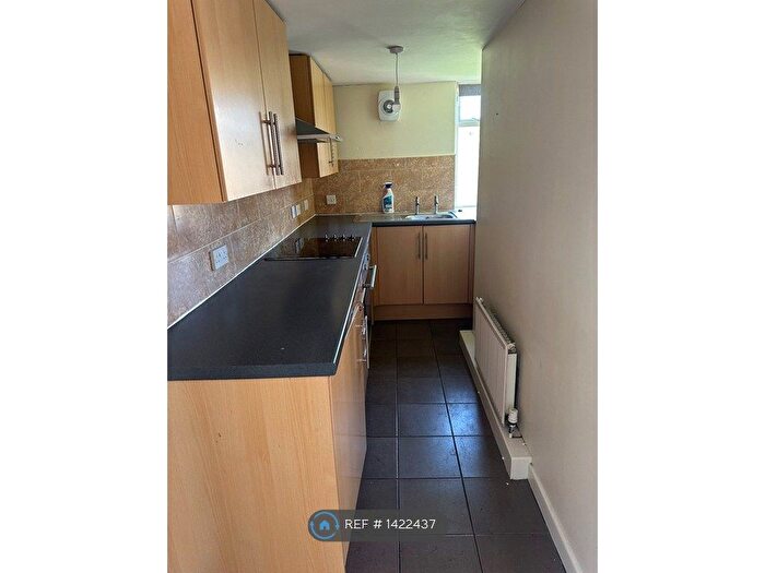 2 Bedroom Flat To Rent In Range Lane, Halifax, HX3