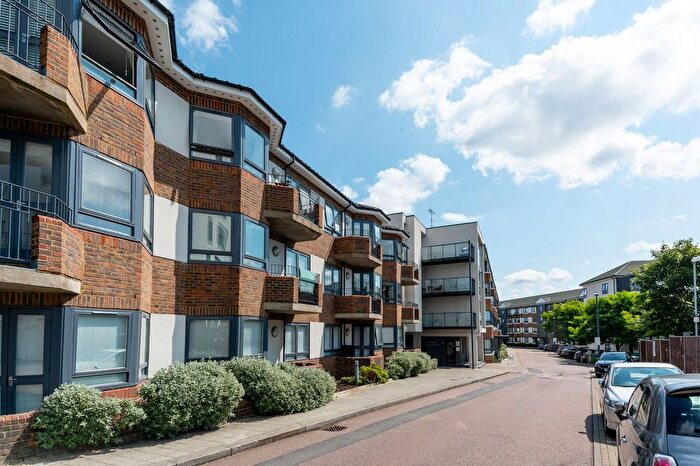 2 Bedroom Flat To Rent In Kew Bridge Court, Chiswick, London, W4