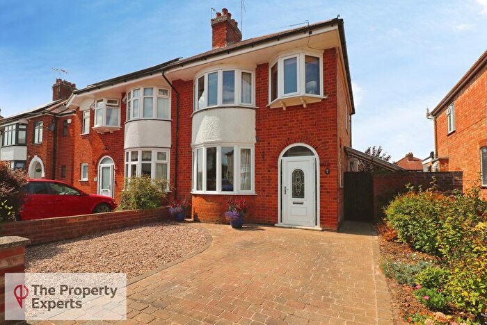 3 Bedroom Semi Detached House For Sale In Farm Grove, Rugby, CV22