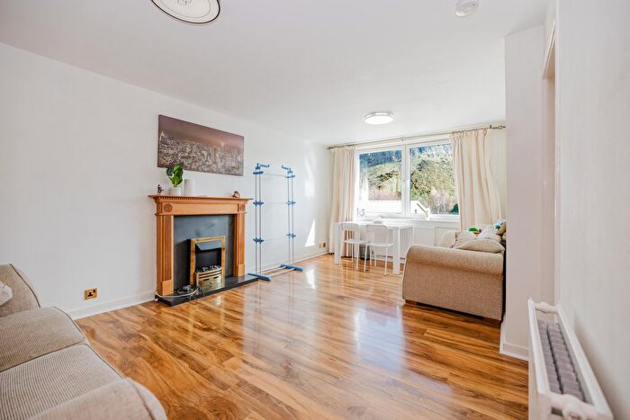 2 Bedroom Flat To Rent In Carnegie Court, Edinburgh, EH8