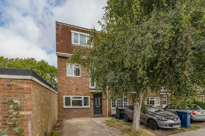 4 Bedroom Property To Rent In Almond Avenue, London, W5