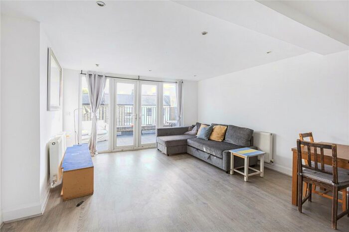 3 Bedroom Apartment To Rent In Wilton Way, London, Uk, E8