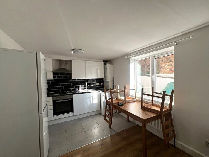 2 Bedroom Flat To Rent In Longley Road, SW17