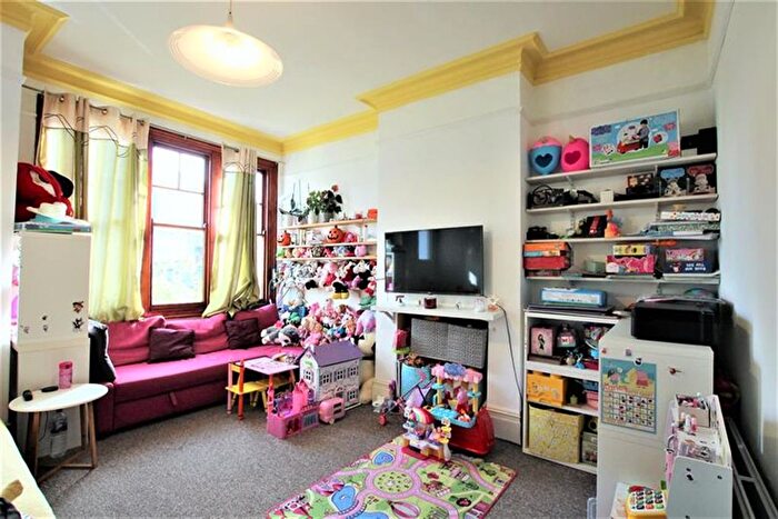 1 Bedroom Flat To Rent In Rowsley Avenue, Hendon, NW4