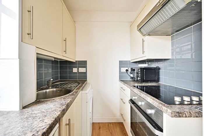 1 Bedroom Flat To Rent In Shepherds Bush Green, Shepherd's Bush, London, W12
