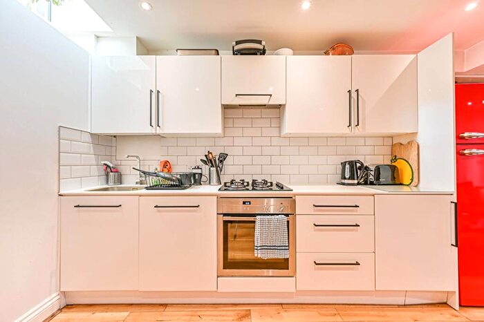 3 Bedroom Flat To Rent In Railton Road, Herne Hill, London, SE24